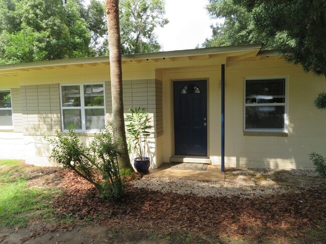 Building Photo - Beautiful House with Vinyl plank floors & ...