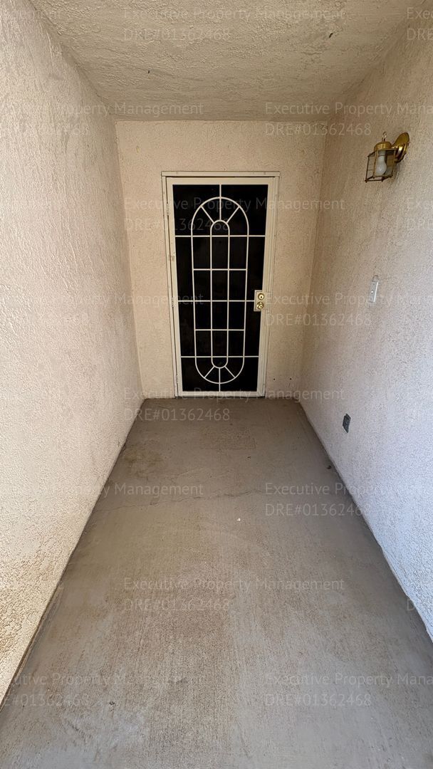Foto del edificio - 4 bedroom 2 bathroom split wing home in North Bakersfield