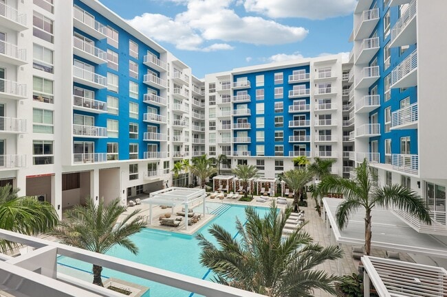 Building Photo - Blu Aventura