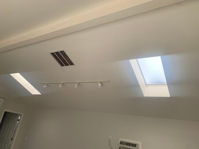 Foto del edificio - 5354 Fallbrook Ave