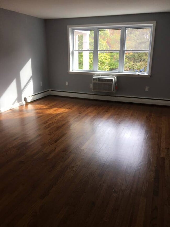 Building Photo - The Executive Sky View Condo (HEAT + HOT Water  Included)