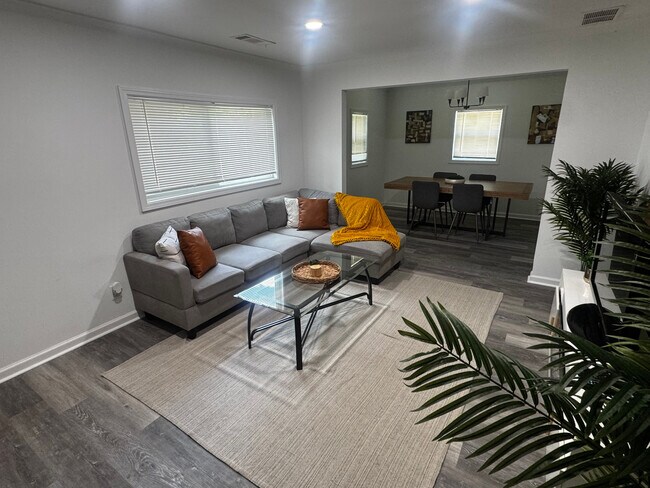 Foto del edificio - Room in House on Lisbon Dr SW