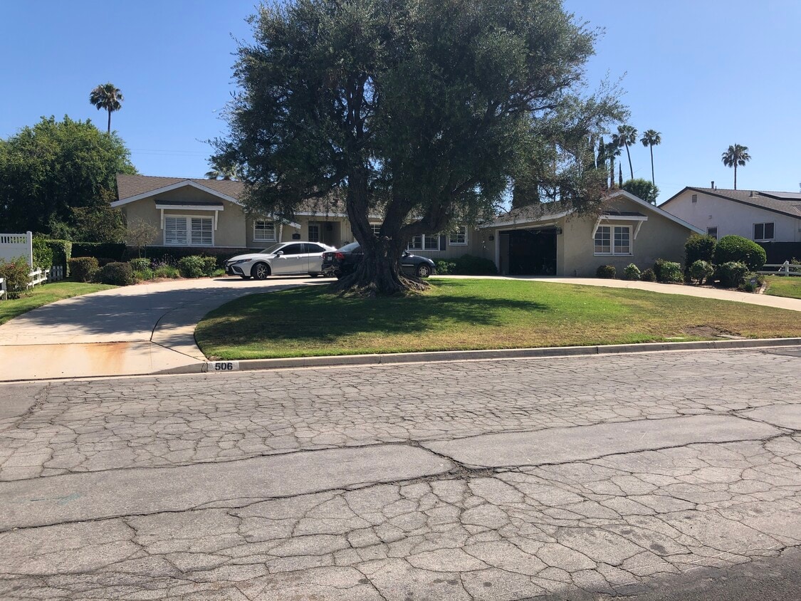 Primary Photo - 506 E Sunny Hills Rd