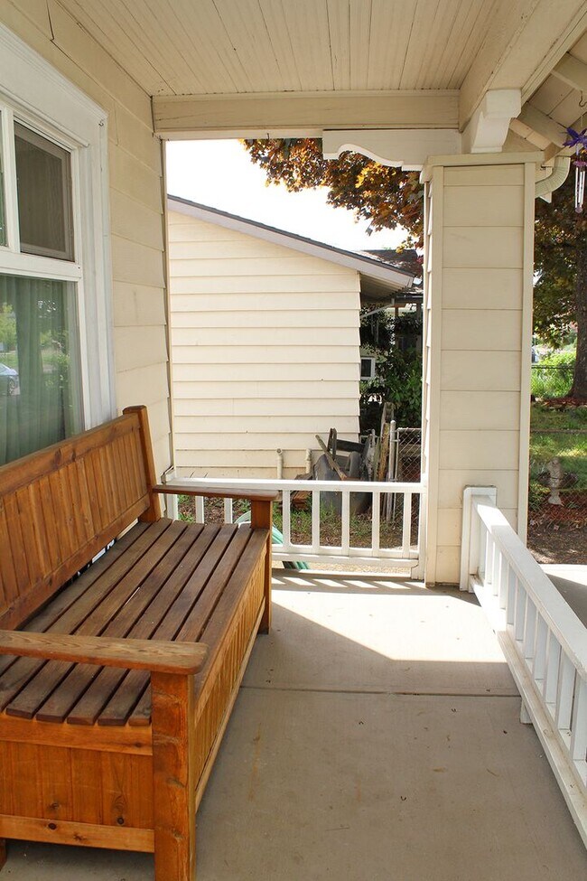 Foto del edificio - 3 Bedroom 2 Bath Craftsman Bungalow With All The Right Updates - SE Portland