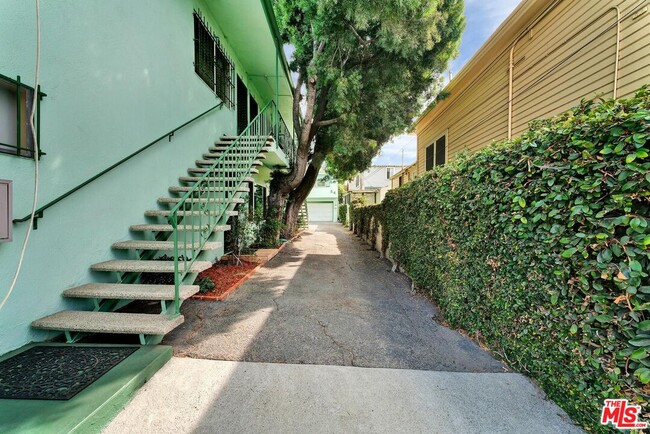 Building Photo - 1154 Irolo St