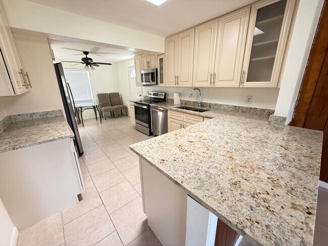 Foto del edificio - 2877 Seminole Rd