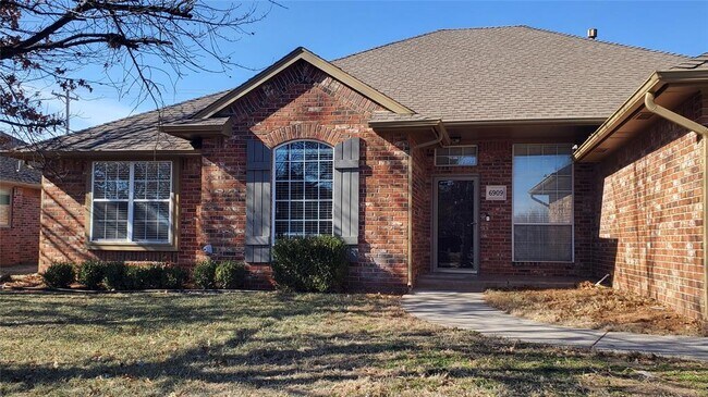 Foto del edificio - 6909 Green Meadow Ln