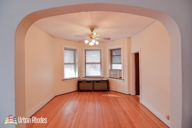 Building Photo - 3821 N Damen Ave
