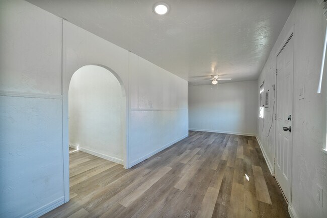 4141 E Lee St - 4