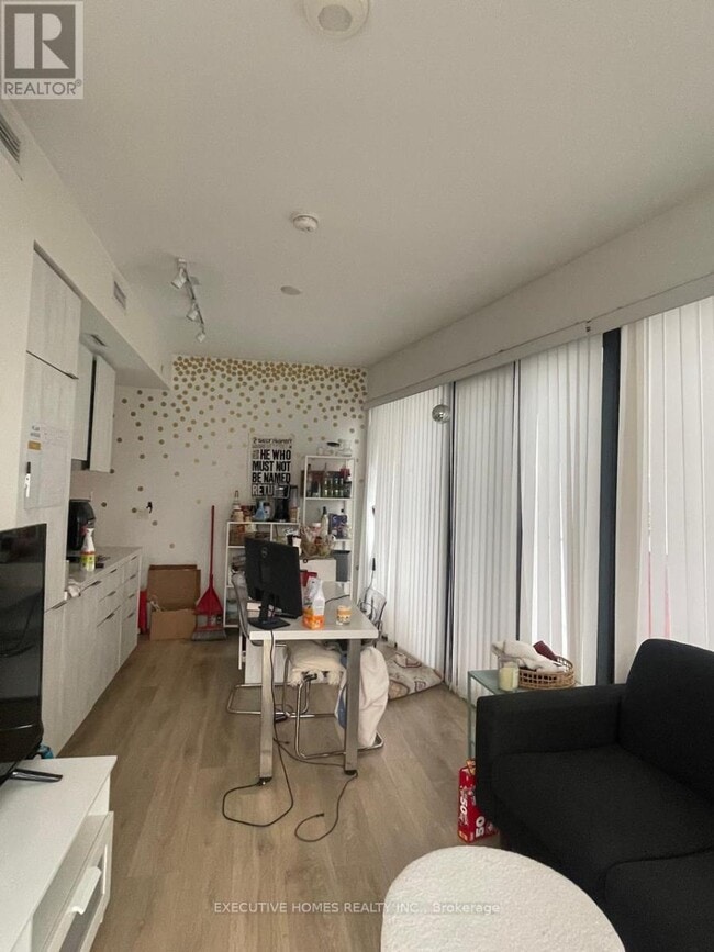 Photo du bâtiment - 215 Queen St W