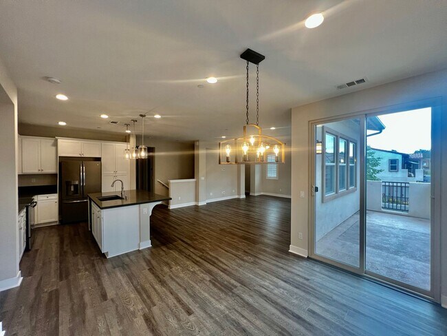 Building Photo - Beautiful 3B/2BA house available for lease...