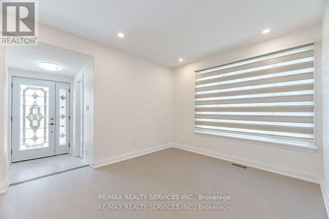 Building Photo - 8772 Wellington Rd 124