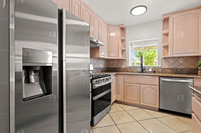 Foto del edificio - LARGE 3+2 HOUSE ON QUIET STREET ~ GORGEOUS...