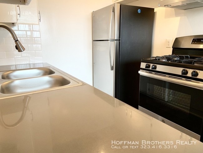 Building Photo - 5644 La brea