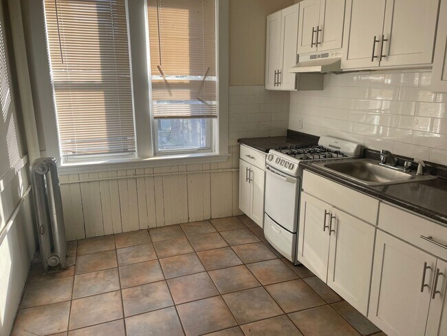 Foto del edificio - Union Sq Over sized Top floor Extremely Sunny 1 bed Eat In Kitchen, 1 Free month