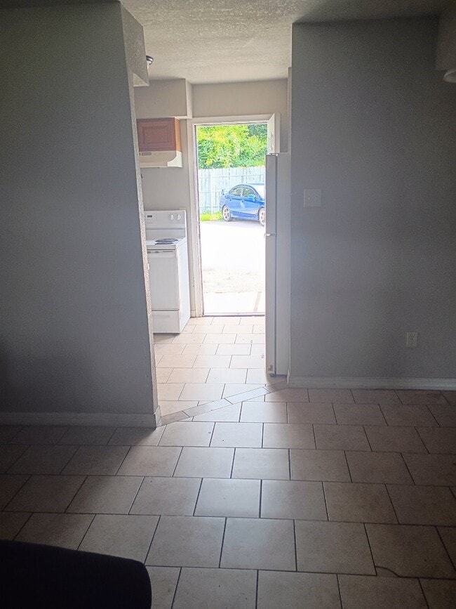 Foto del edificio - 7201 Hallshire Dr