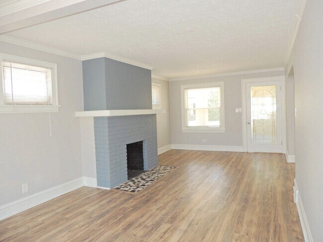 Building Photo - 3 Bed - 1.5 Bath Colonial for Rent