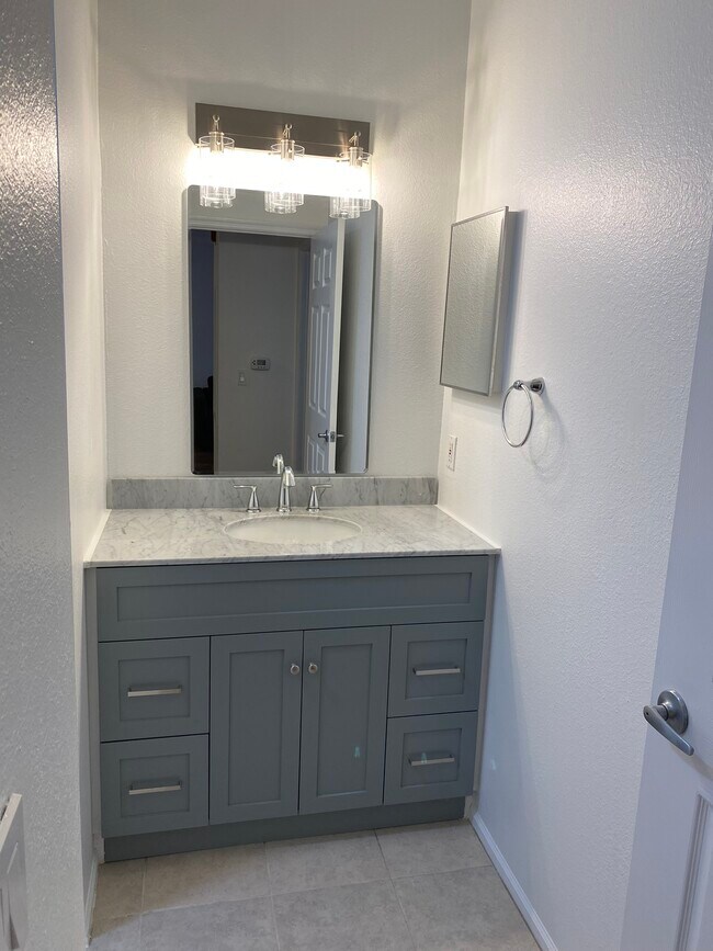 Brand new vanity - 1580 Spring Gate Dr