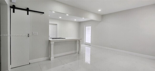 Foto del edificio - 830 NE 143rd St