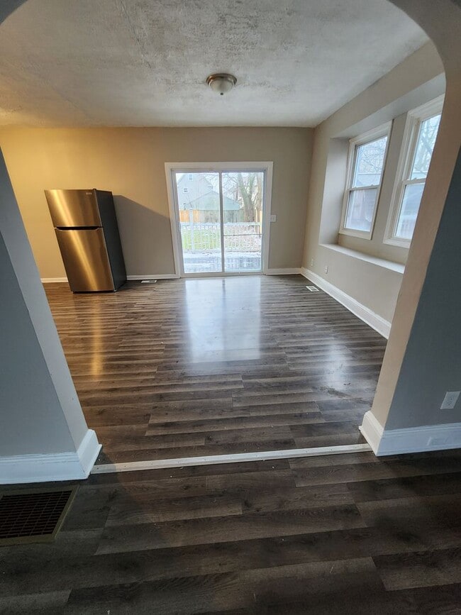 Building Photo - 3 Bedroom House for Rent on W 25th - MOVE IN READY AND CLEAN