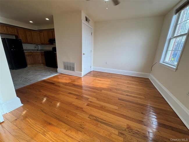 Building Photo - 284 Main St