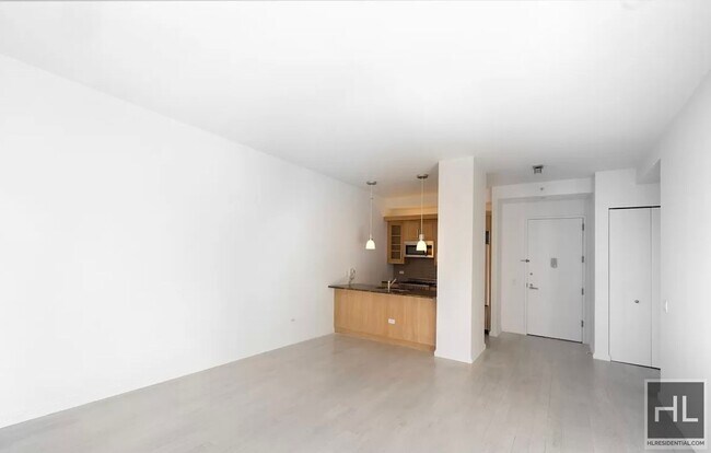 Building Photo - Rare Availability! Super Bright 1 bedroom ...