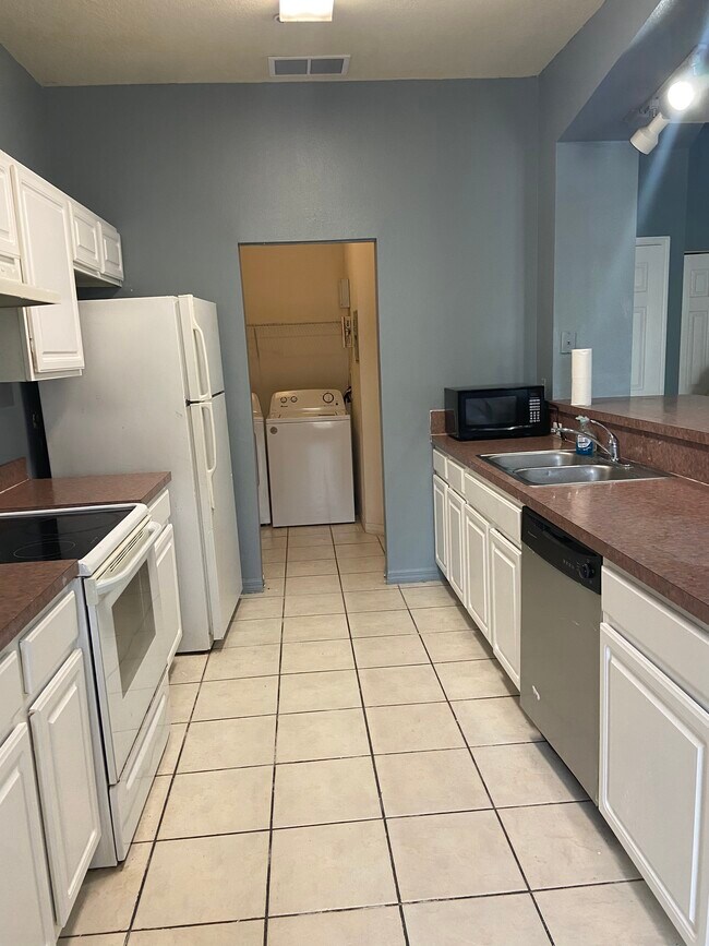 Building Photo - 5007 Sunridge Palms Dr