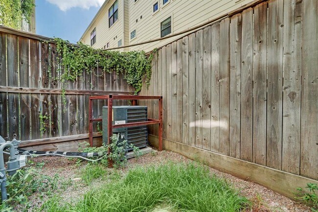 Building Photo - 8715 Meadowcroft Dr