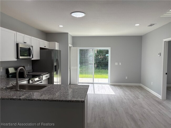 Building Photo - 601 S Lotela Ave