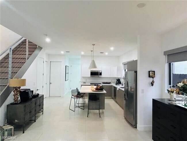 Building Photo - 3 br, 3.5 bath Townhome - 310 SW 9th St # 1