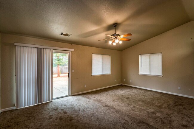 Foto del edificio - Large yard in Enterprise Area