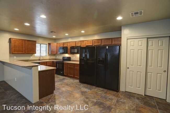 Building Photo - 1122 E 7th St