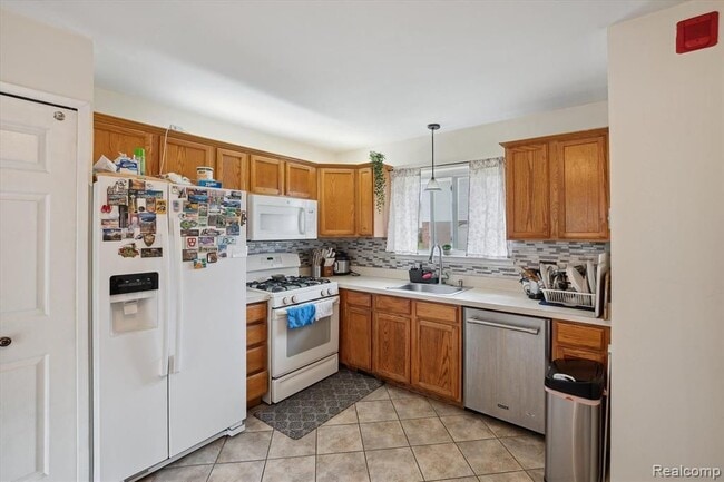 Building Photo - 44563 Savery Dr