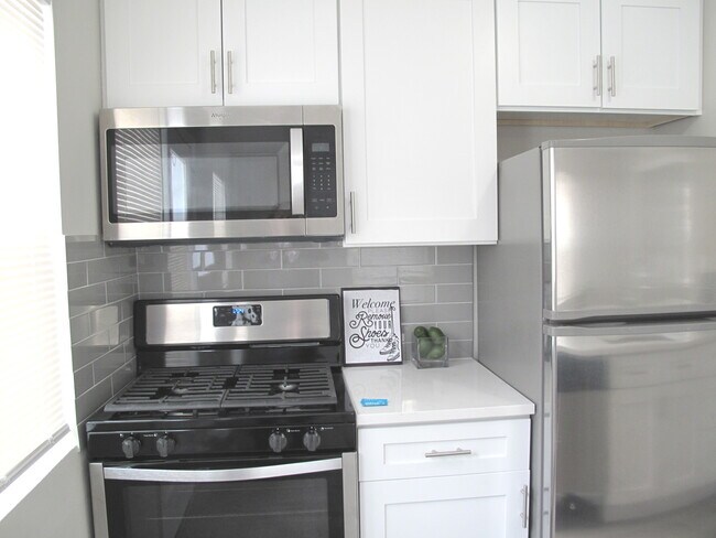 Building Photo - 221 S Stewart Ave