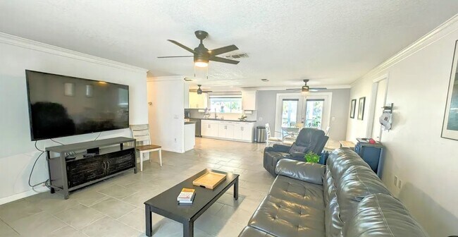 Foto del edificio - 18686 Van Nuys Cir