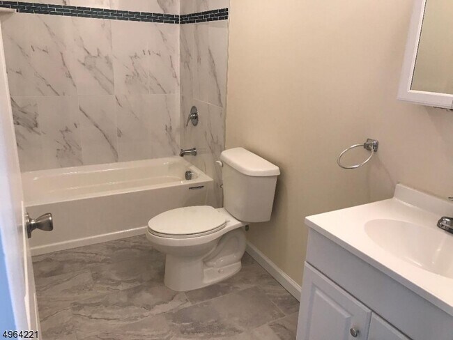 Building Photo - 100 Franklin St