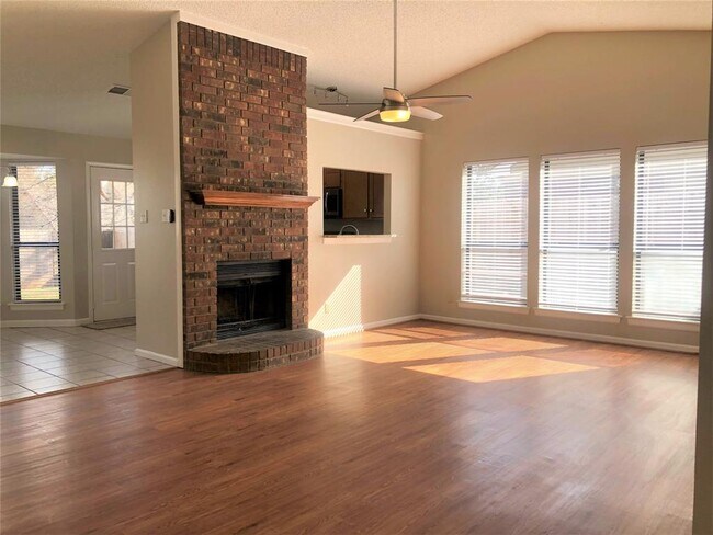 Foto del edificio - 516 Winterwood Dr