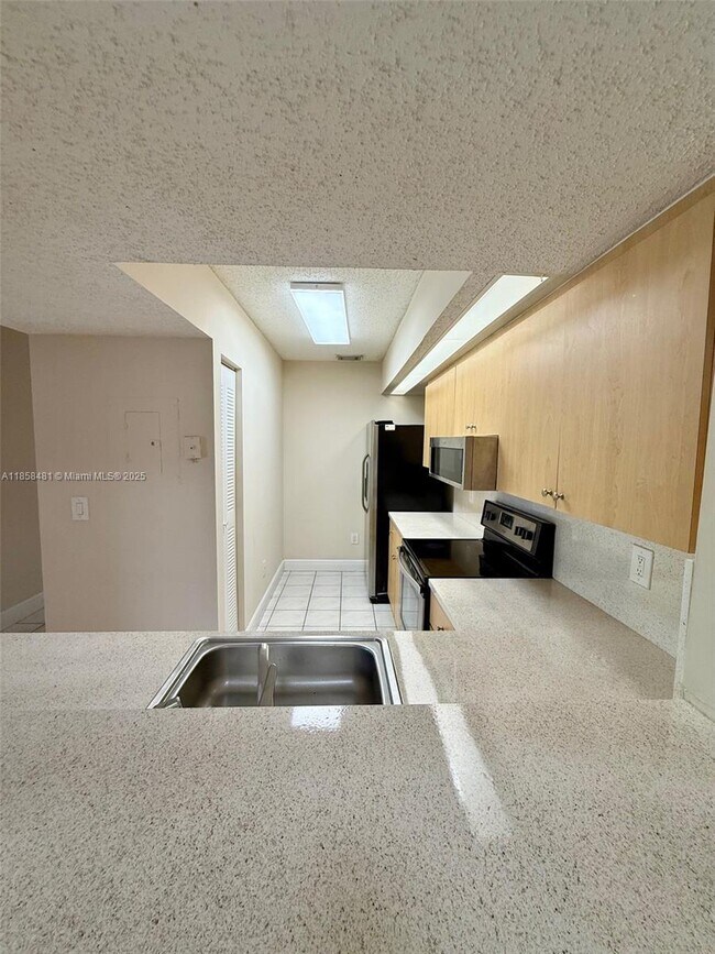 Foto del edificio - 18830 NW 57th Ave