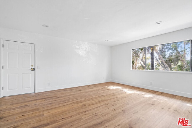 Building Photo - 614 6th Ave