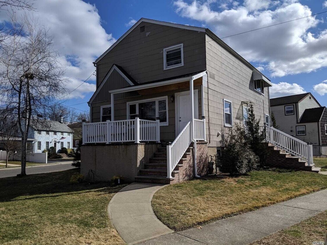 3 Morton Ave Unit 1st fl, East Rockaway, NY 11518 Room for Rent in