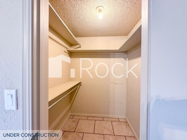 Foto del edificio - 7024-26 Woodlake Duplex