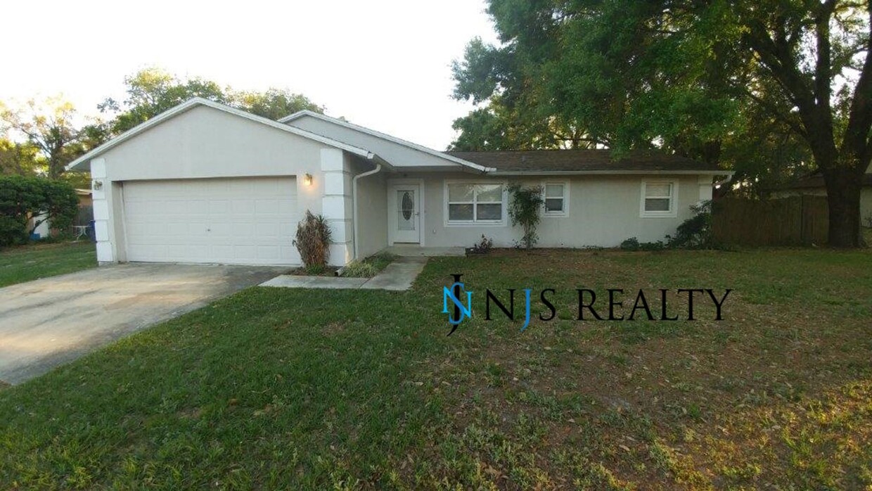 Primary Photo - BEAUTIFUL 3/2/2 1400 Sq. Ft. with HUGE yar...