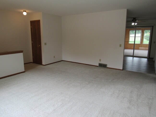Building Photo - 15 Meadowlark Dr