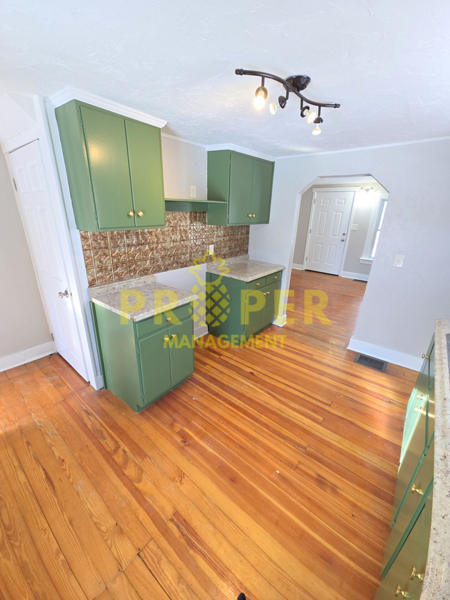 Building Photo - Charming 2 bed Cape Cod with central air a...