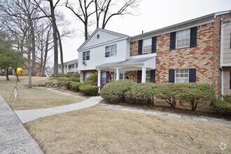 Building Photo - 292 Parkside Dr
