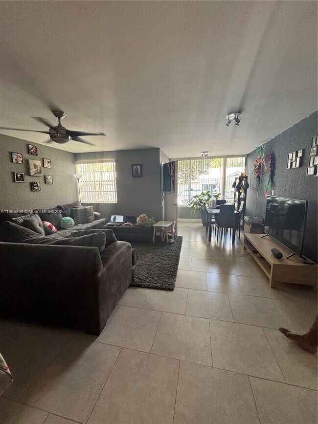 Foto del edificio - 2861 N Oakland Forest Dr