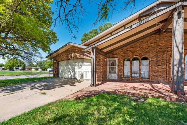 Building Photo - 2200 South White Oak Drive (Valov)