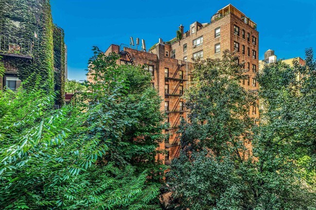 Foto del edificio - 310 W 56th St