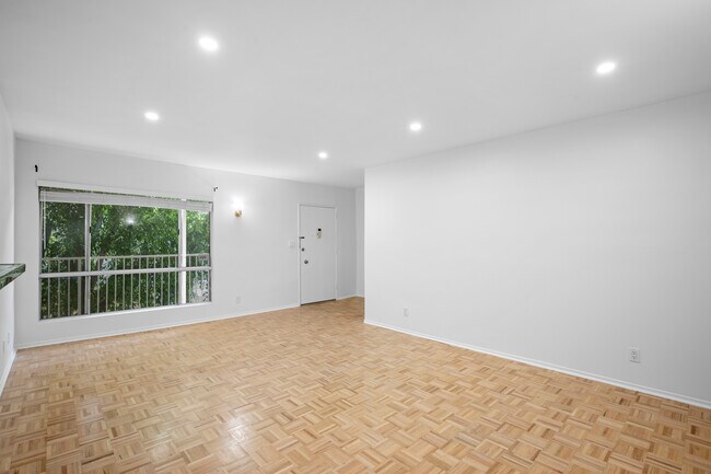 Building Photo - 5320 Zelzah Ave