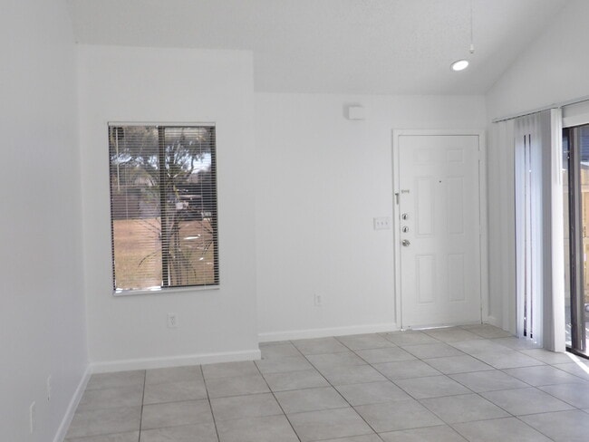 Foto del edificio - 4132 Palm Bay Cir